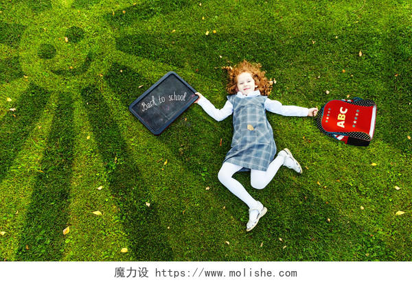 红发女孩躺在公园草地上幸福童年幸福的人美好童年